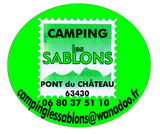 Logo du Camping Les Sablons &agrave; Pont du Ch&acirc;teau (63430), pr&eacute;sentant un motif de timbre-poste sur un fond circulaire vert vif.