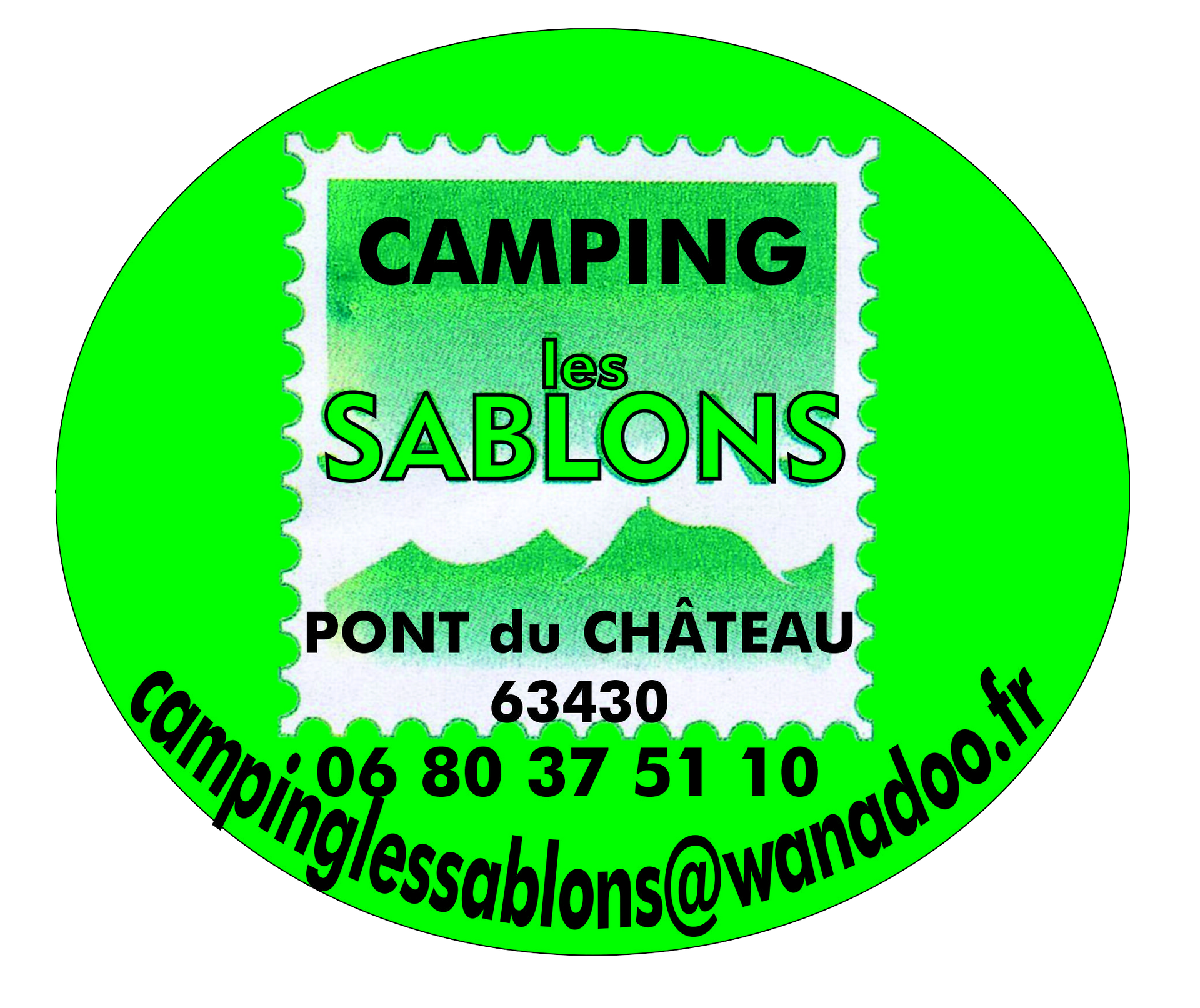 Accueil du site internet Logo du Camping Les Sablons à Pont du Château (63430), présentant un motif de timbre-poste sur un fond circulaire vert vif.