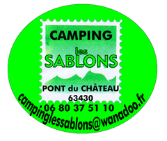 Logo du Camping Les Sablons &agrave; Pont du Ch&acirc;teau (63430), pr&eacute;sentant un motif de timbre-poste sur un fond circulaire vert vif.