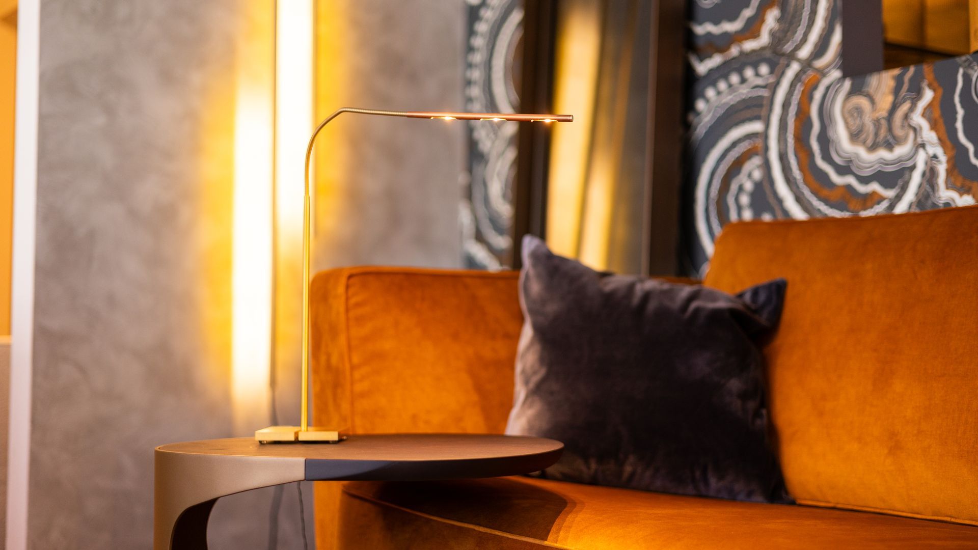 Ein Wohnzimmer mit Couch, Tisch und Lampe.