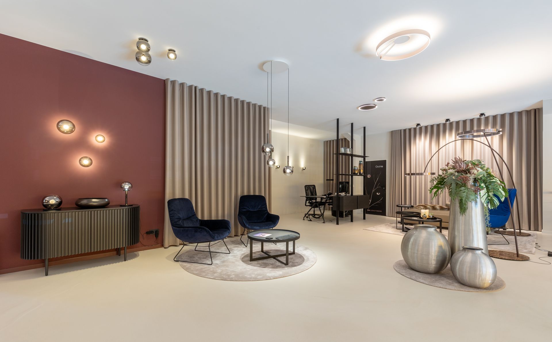 Ein Wohnzimmer voller Möbel und einem Tisch.