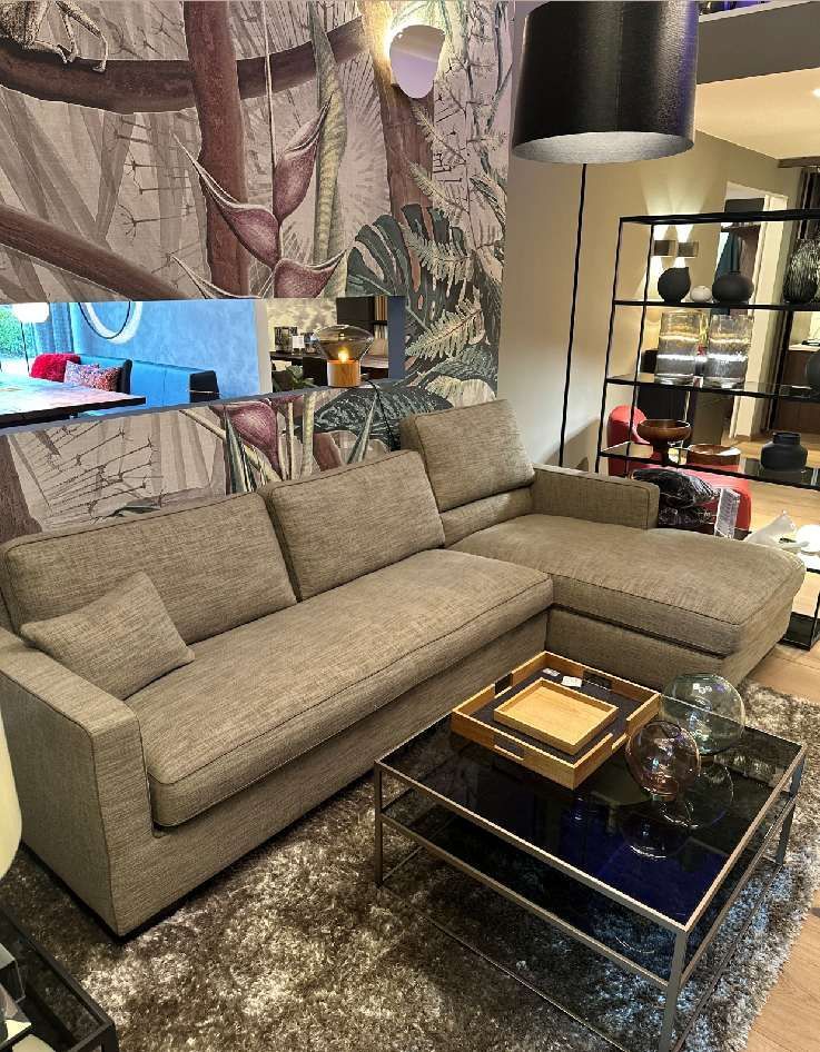 Ein Wohnzimmer mit einer Couch und einem Couchtisch