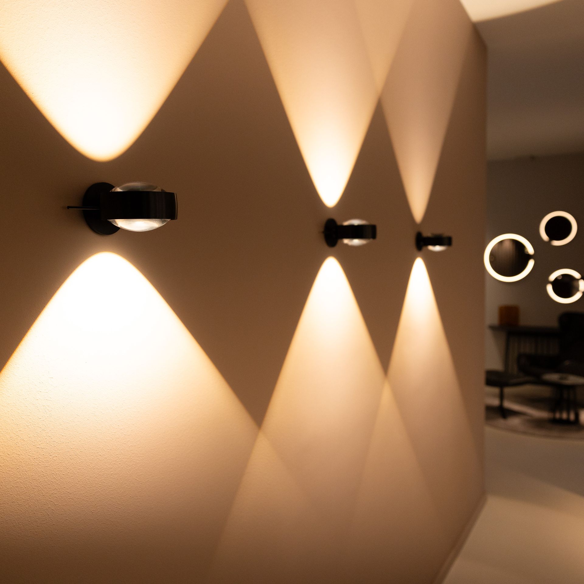 Eine Wand mit vielen Lichtern darauf