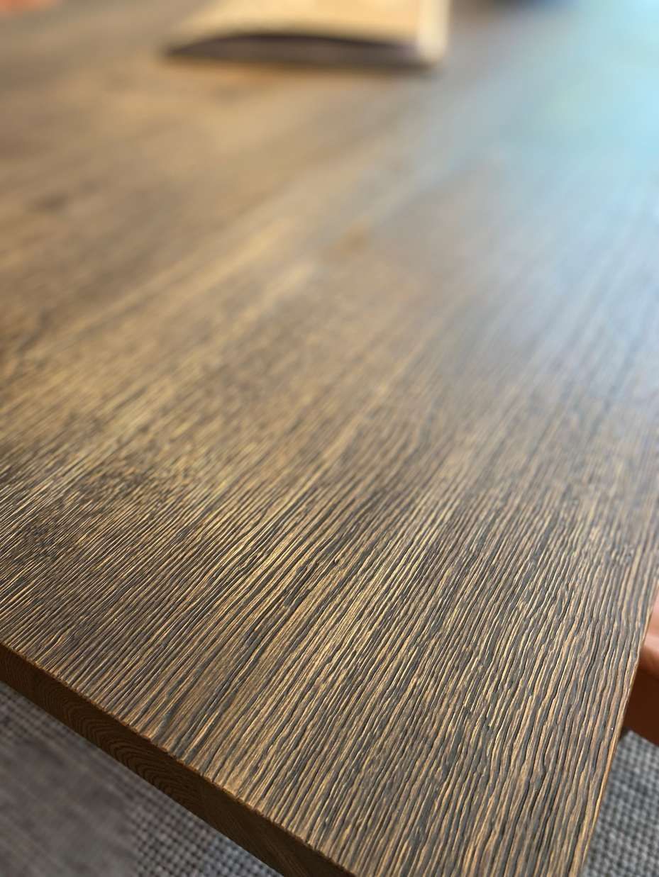 Eine Nahaufnahme eines Holzstücks auf einem Tisch.