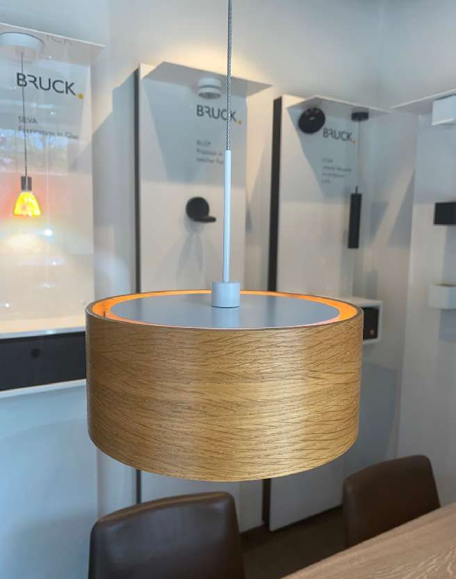 Eine Holzlampe, die in einem Raum von der Decke hängt