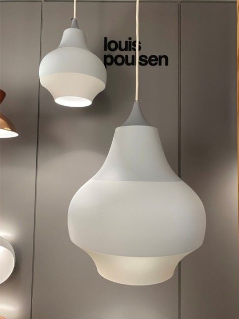 Zwei moderne, glockenförmige Pendelleuchten von Louis Poulsen mit mattgrauen Oberteilen und durchscheinenden weißen Glasdiffusoren.