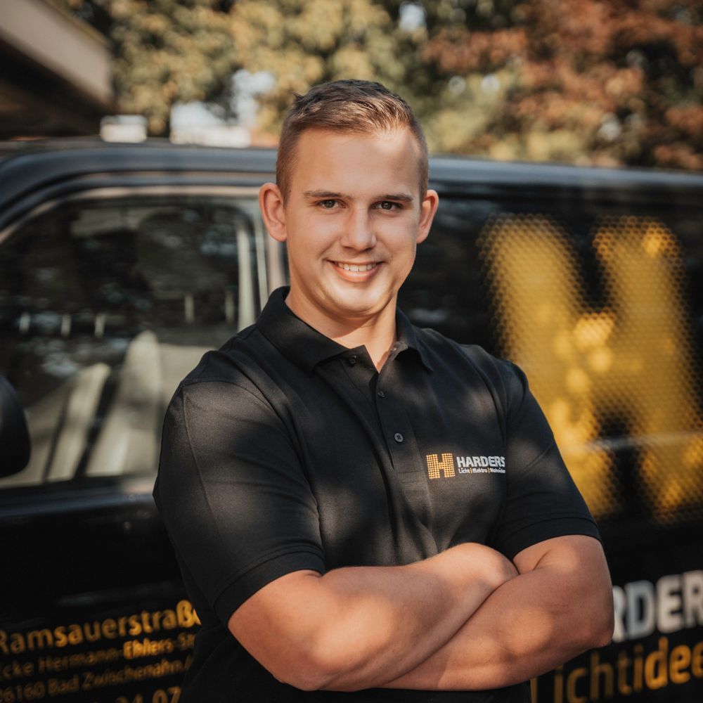 Ein Mann in einem schwarzen Hemd mit der Aufschrift „Harders“ darauf