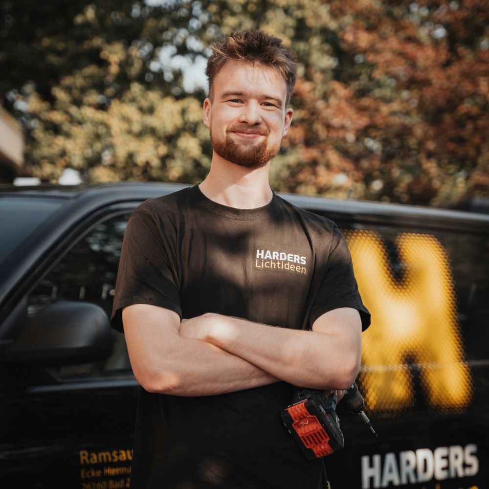 Ein Mann in einem schwarzen Hemd mit der Aufschrift „Harders“ darauf