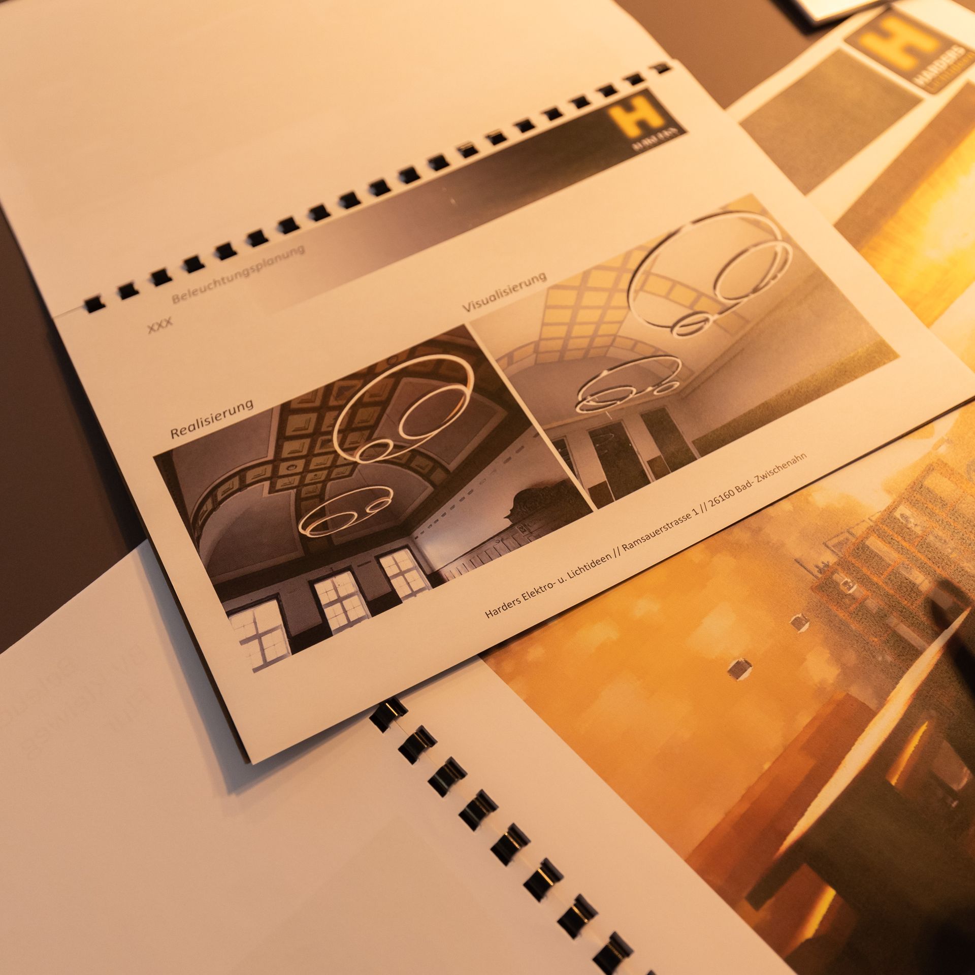 Ein spiralgebundenes Buch mit dem Buchstaben H darauf