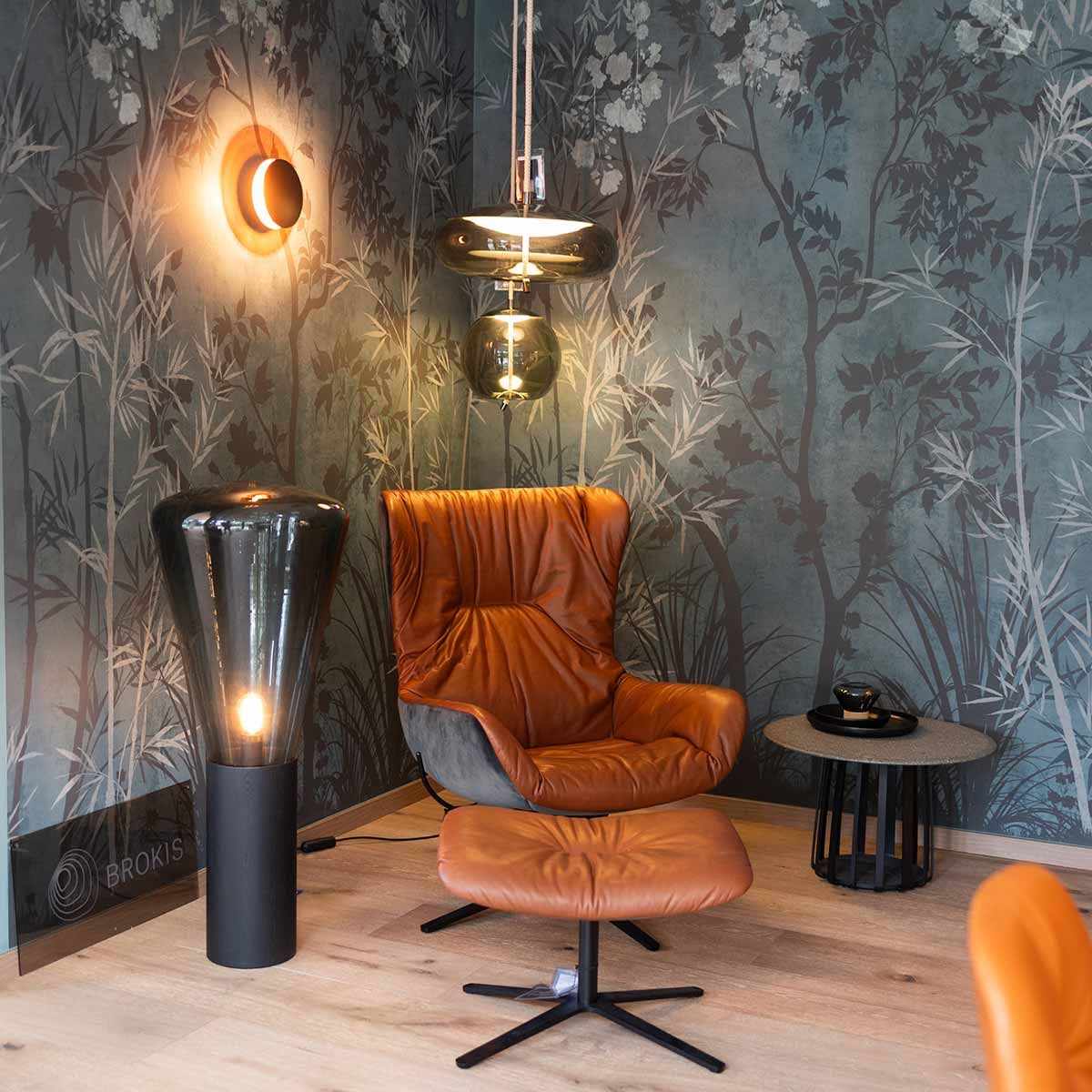 ein Wohnzimmer mit Couch , Stuhl und Hockern .