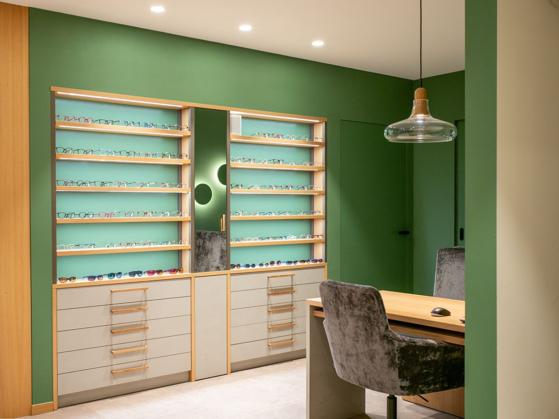 Ein Raum mit grünen Wänden und Regalen voller Gläser.