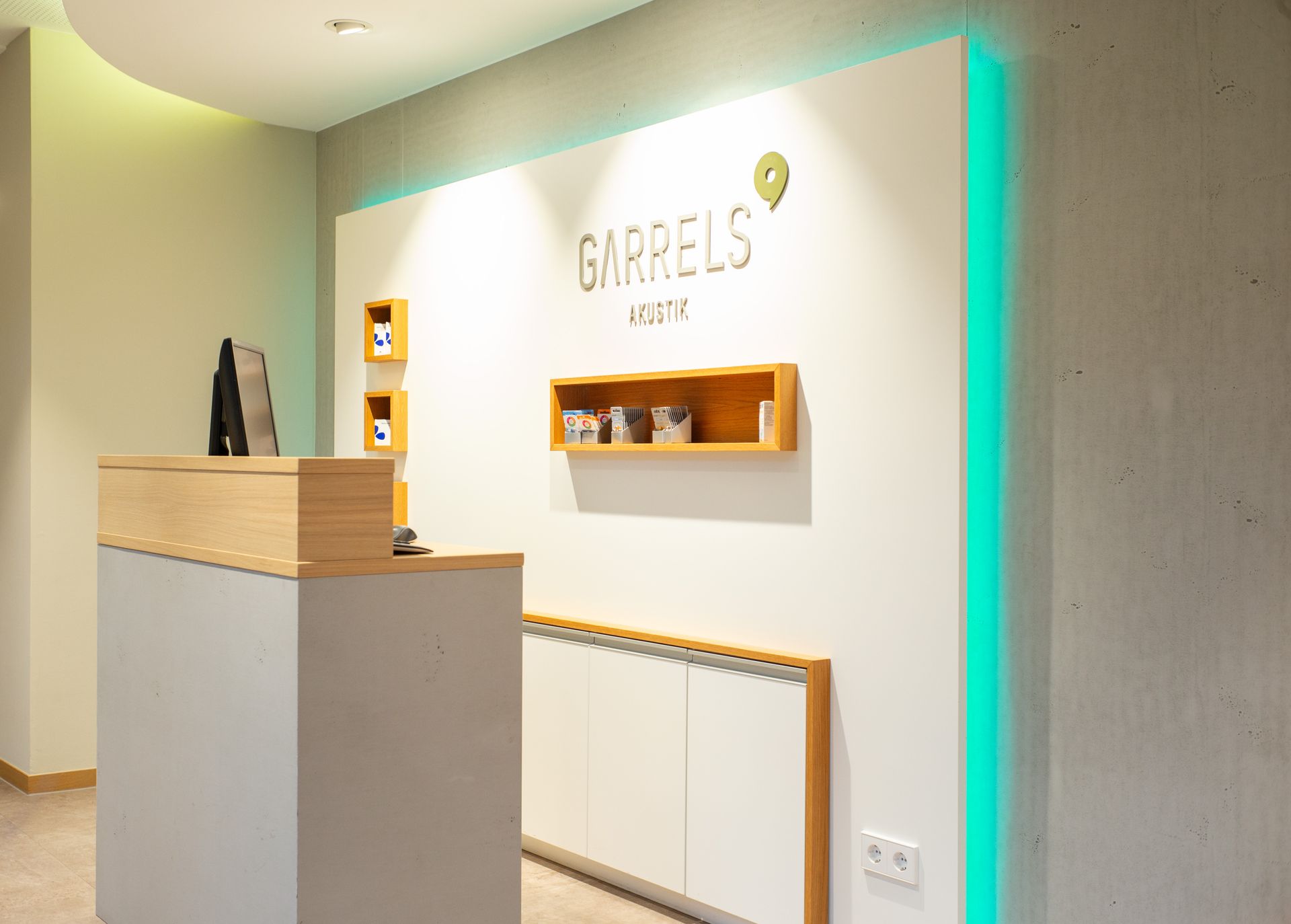 Eine weiße Wand mit dem Wort Garrels darauf