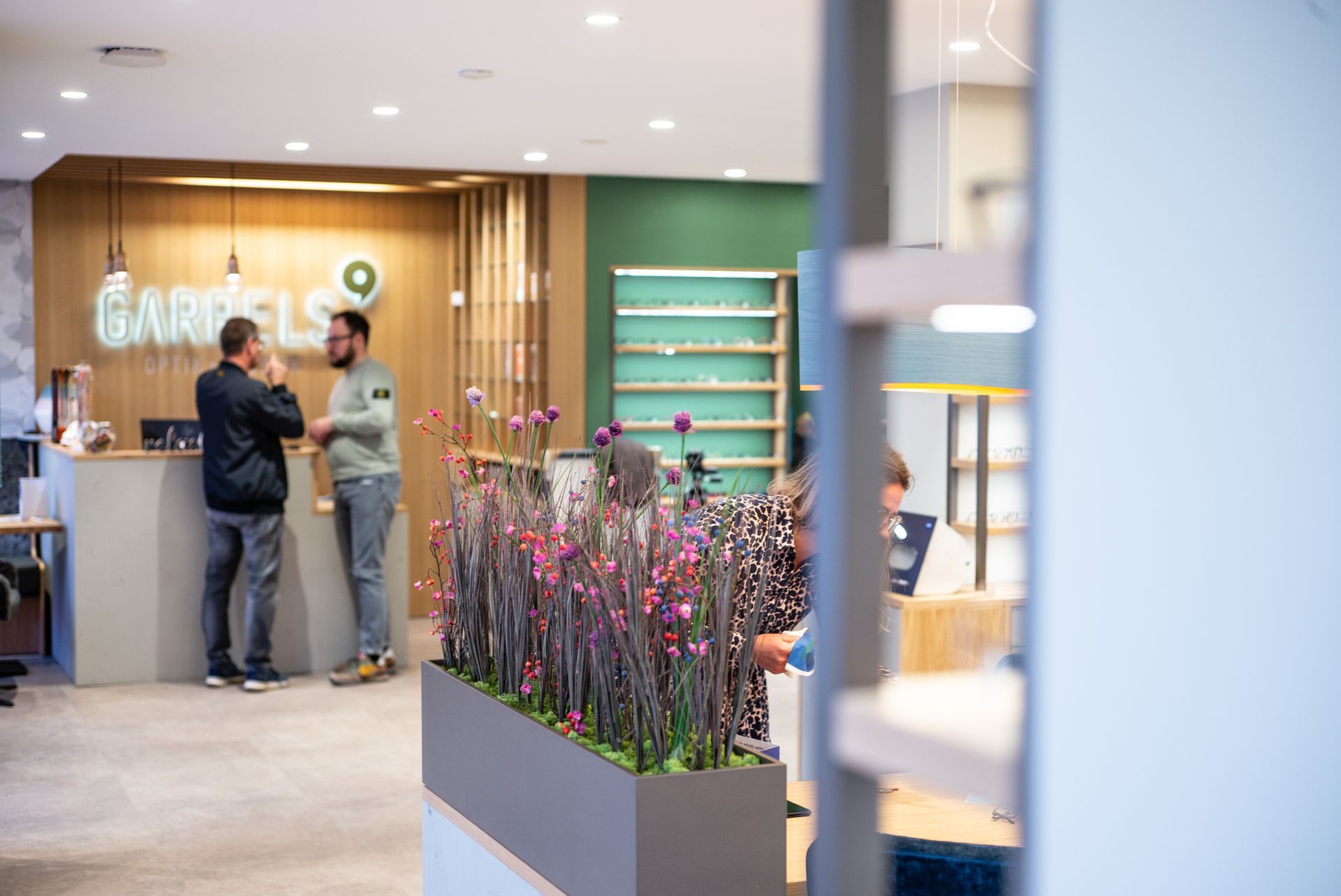 Ein Mann steht an der Theke eines Restaurants und unterhält sich mit einem anderen Mann.