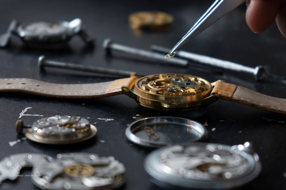 Reparatur einer Armbanduhr