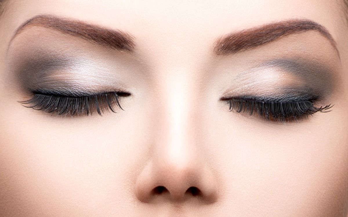 Un primer plano del rostro de una mujer con los ojos cerrados.