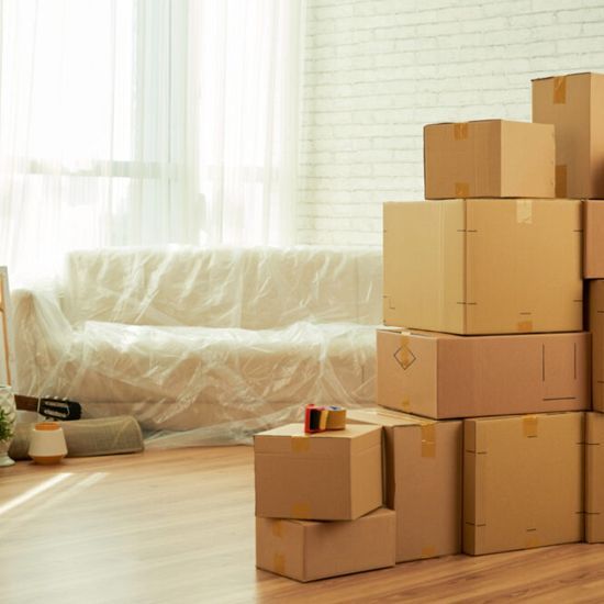 Una pila de cajas de cartón están apiladas una encima de otra en una sala de estar.