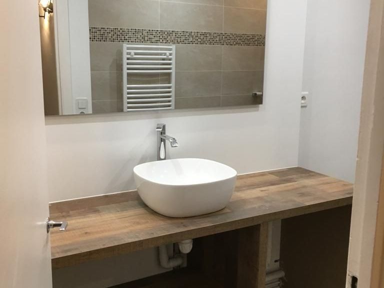 Pose de plan pour vasque dns appartement étudiant Paris 8e