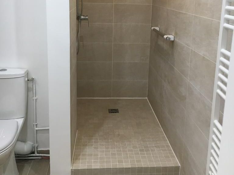 Pose de carrelage couleur pierre naturelle et équipement PMR