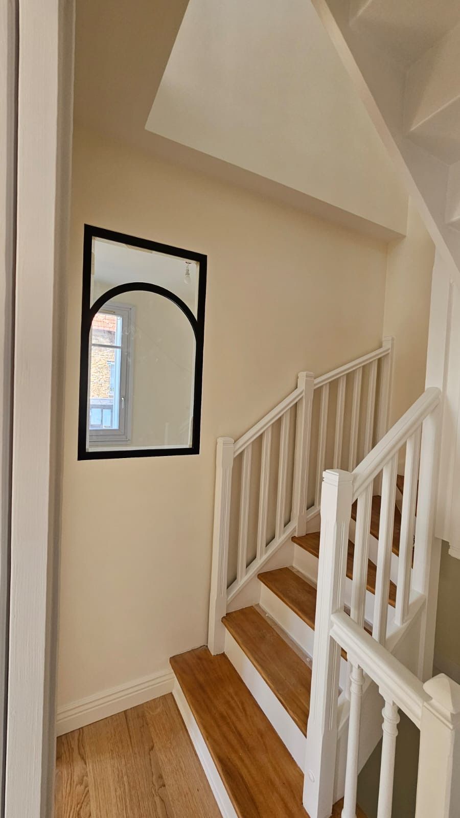 Escalier blanc sur parquet