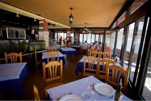 Un restaurante con muchas mesas y sillas