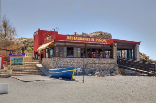 Un restaurante llamado restaurante el peson está en la playa