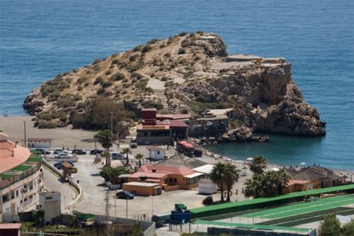 Una pequeña isla en medio de un cuerpo de agua