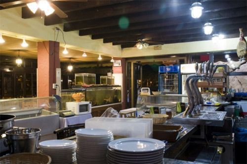 El interior de un restaurante con platos en el mostrador.