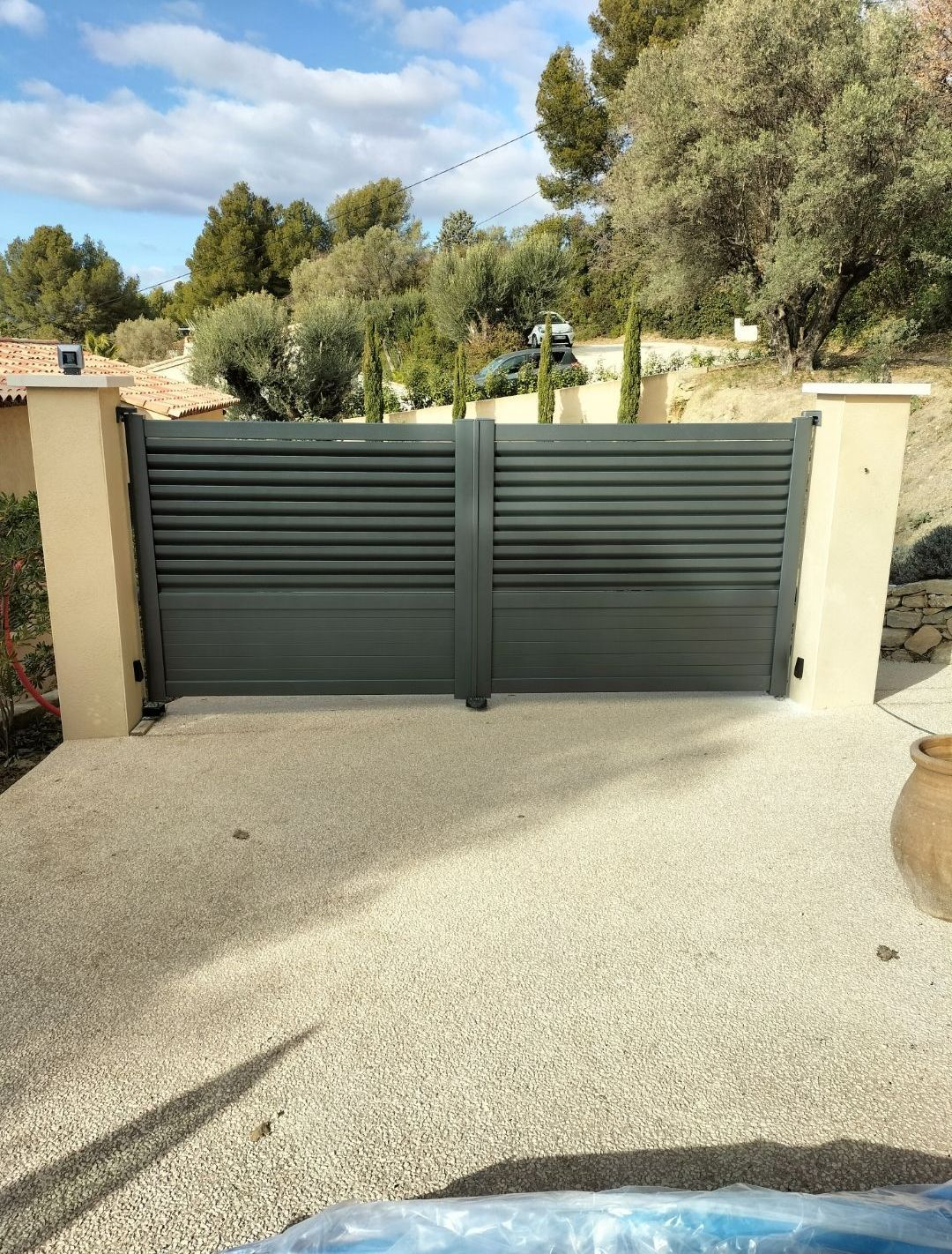 Pose d'un portail battant motorisé