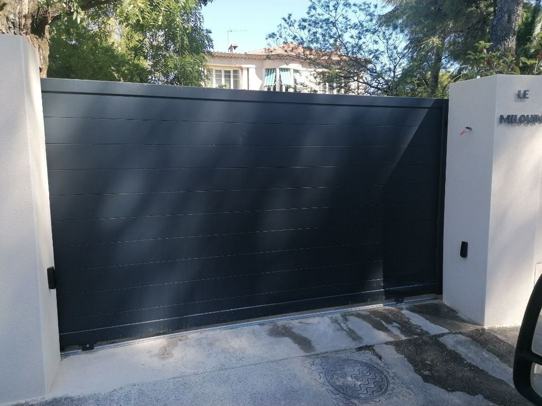 Pose d'un portail automatique coulissant