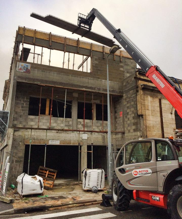 Grue levant du bois pour la construction d'une maison