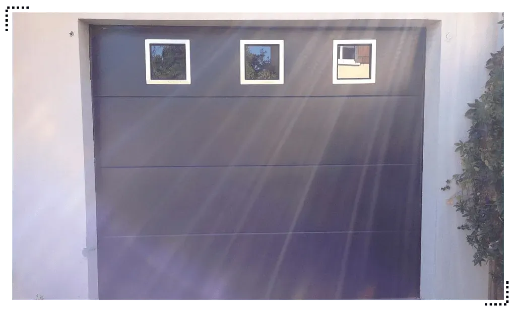 Trois photos encadrées sont accrochées au-dessus d'un rideau bleu foncé sur un mur.