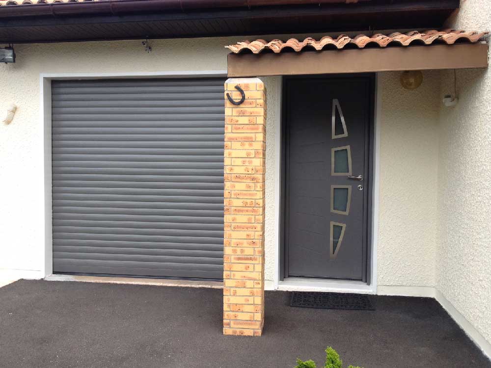 Porte de garage et porte d'entrée grises à Saint Médard en Jalles
