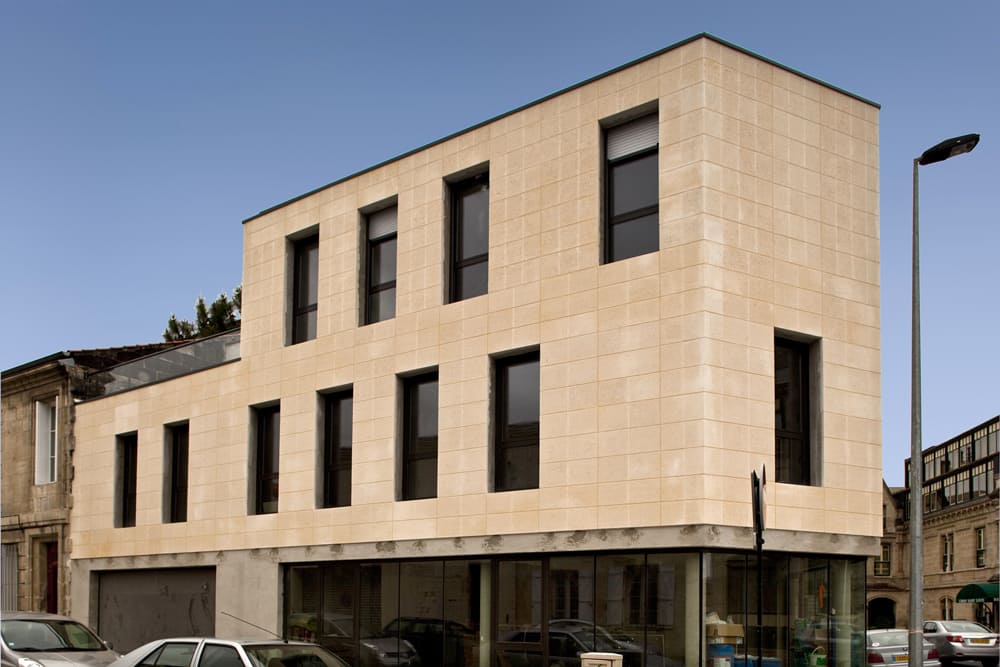 Fenêtres en aluminium d'un bâtiment