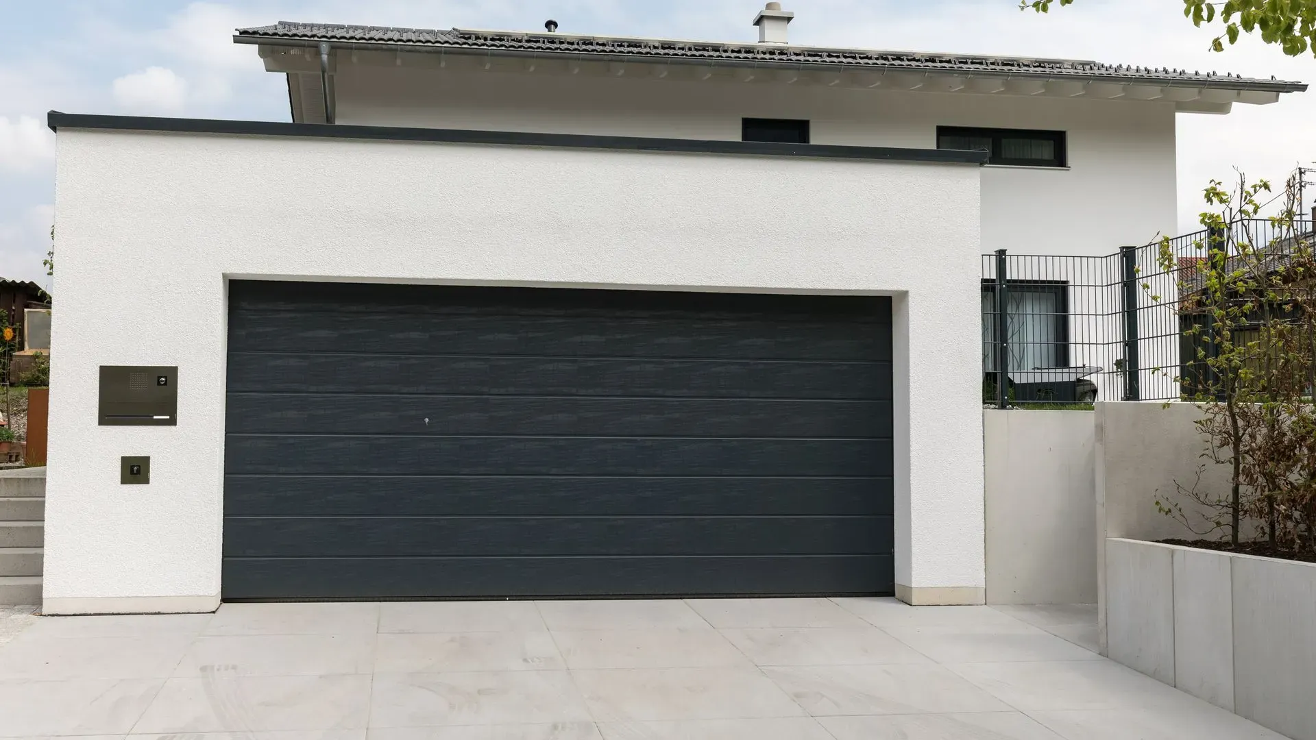 Grande porte de garage en aluminium grise
