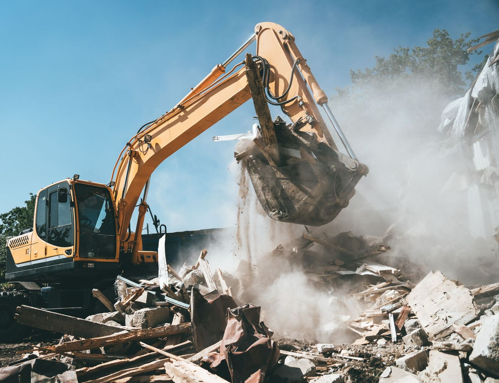Tractopelle chargeant des gravats après une démolition
