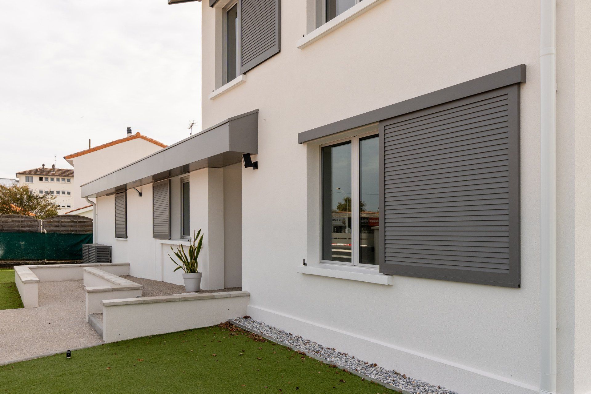 Maison aux volets coulissants