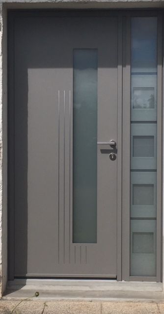 Porte d'entrée en aluminium grise