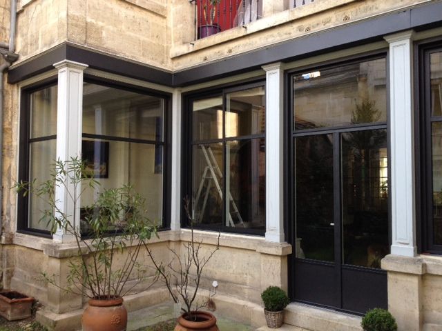 Fenêtres d'angle en aluminium noires