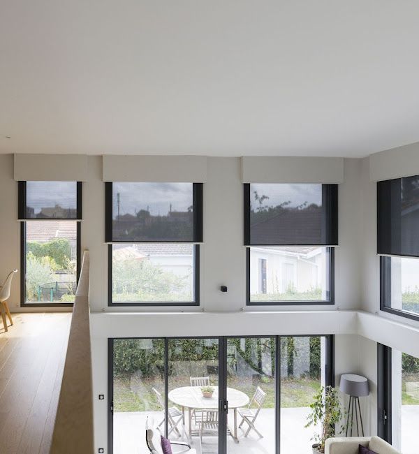 Fenêtres et baie vitrée en aluminium avec des stores intérieurs