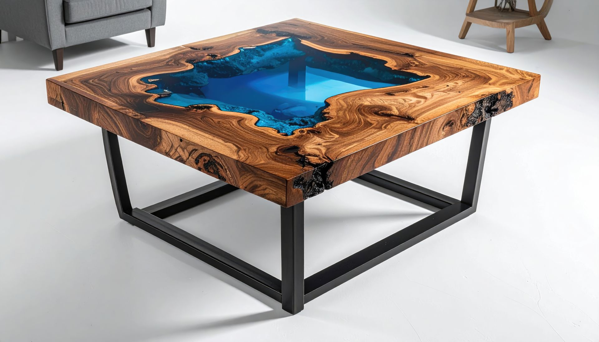 Table basse en bois et résine avec un centre en époxy bleu et un piètement en métal noir sur un sol blanc.