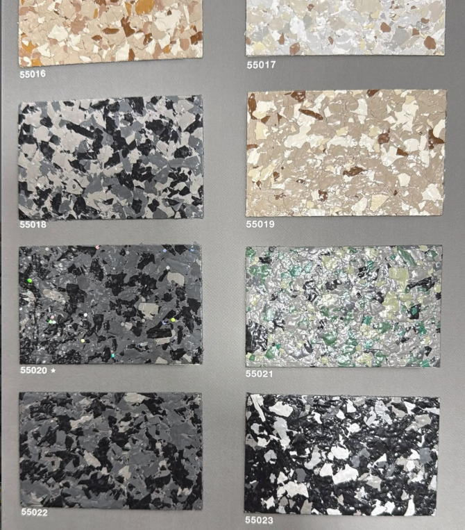 Six échantillons de carreaux de pierre mouchetée ou de terrazzo gris, beige, vert, noir et blanc.