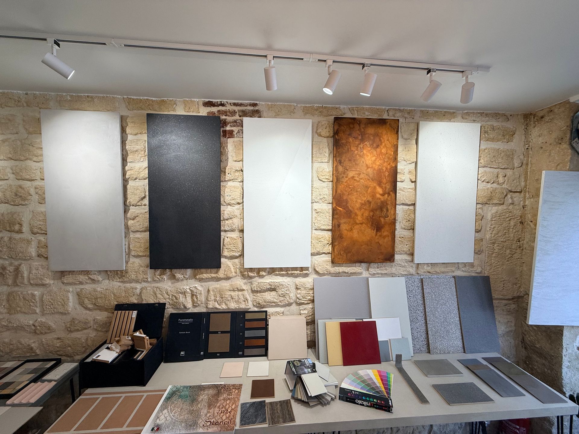Lissage manuel du plâtre humide sur un mur lors de réparations intérieures.