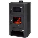 Estufa de leña negra con fuego ardiente visible detrás de una puerta de vidrio, una chimenea y otros dos compartimentos en la puerta.