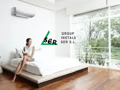 Mujer en una cama en una habitación moderna, aire acondicionado, logo 