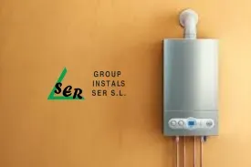 Caldera de gas montada en pared naranja con el logotipo de SER GROUP INSTALS SER SL