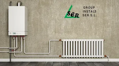 Caldera y radiador blancos con tuberías contra una pared texturizada y suelo de madera. Logotipo SER en verde.