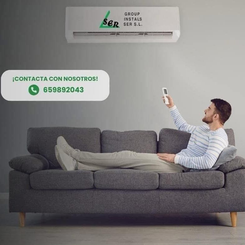 Hombre en un sofá usando el control remoto del aire acondicionado. Aire acondicionado arriba. Teléfono de contacto en la imagen.