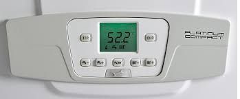 Panel de control de caldera blanco con pantalla digital verde que muestra 