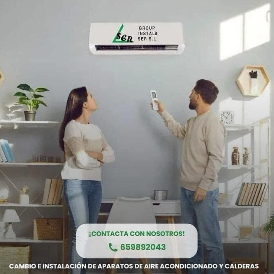 Pareja en una sala de estar mirando un aparato de aire acondicionado. El hombre sostiene el control remoto y envía un mensaje para contactarlo y consultar los servicios que ofrece.