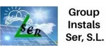 Logotipo de SER Group Instals Ser, SL con un tri&aacute;ngulo verde, bombillas, paneles solares y texto.